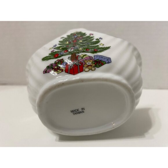 Vintage Christmas Porcelain Basket With Gold Trim & Tree Design Taiwan - Picture 5 of 6